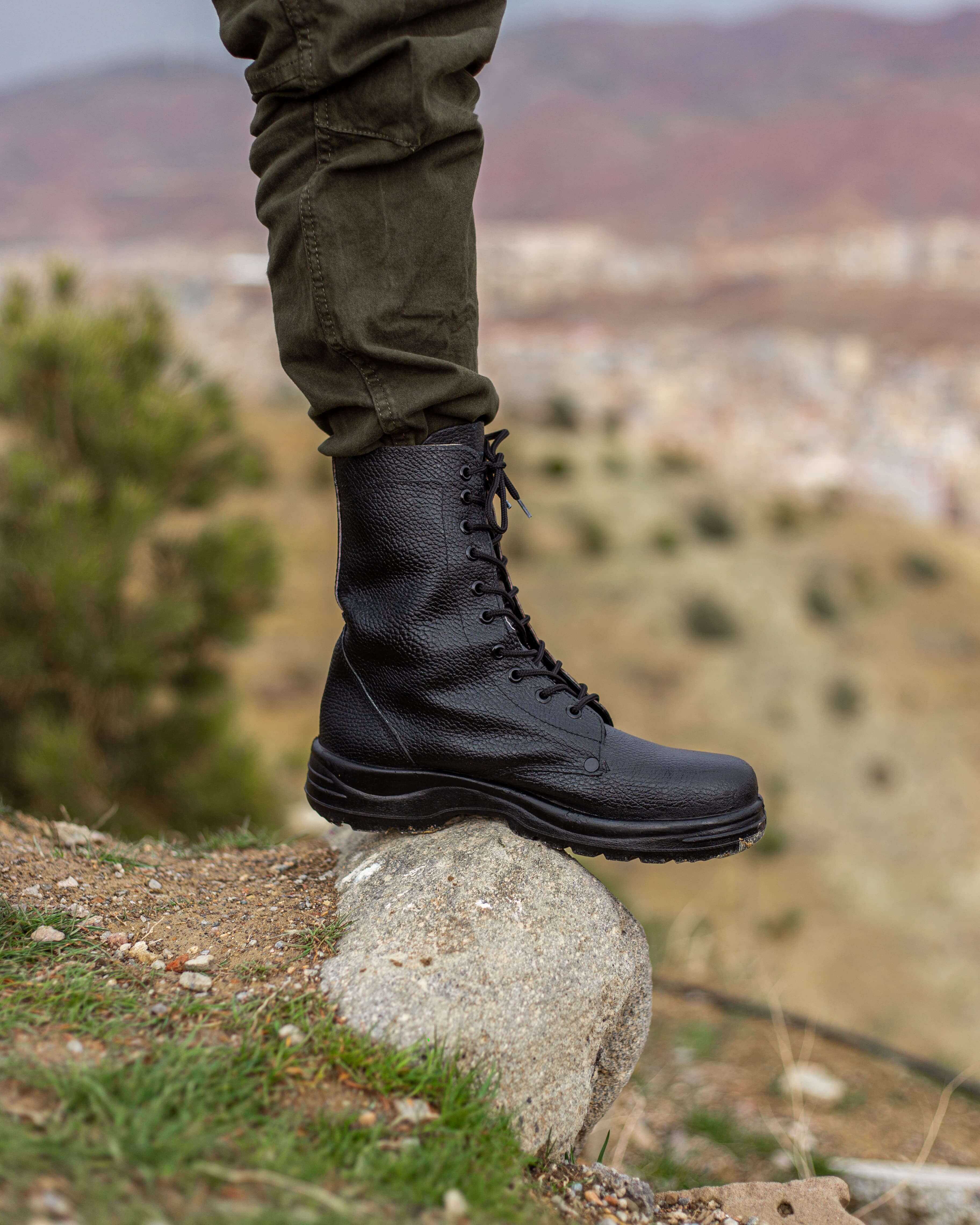 نمای بیرونی پوتین سربازی چرم